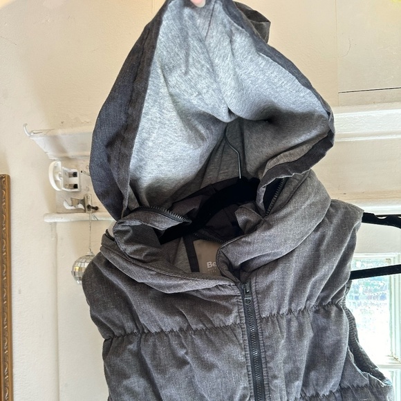 Bench Puffer Vest with Packable Hood XS - Picture 10 of 12